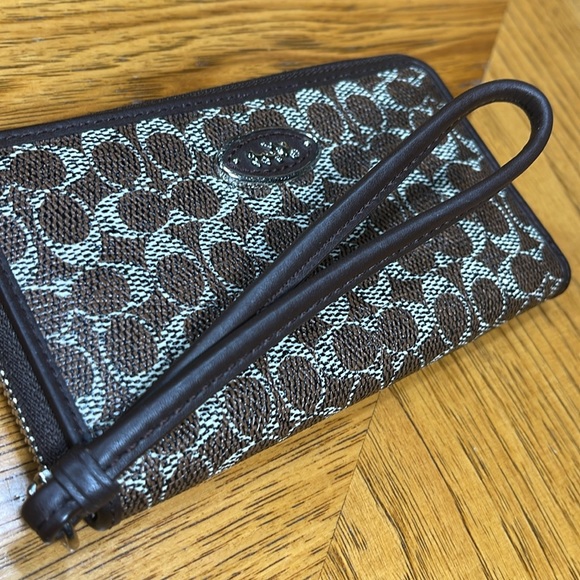 FINAL PRICE!!! COACH Signature Medium Wallet Wristlet - Picture 12 of 15